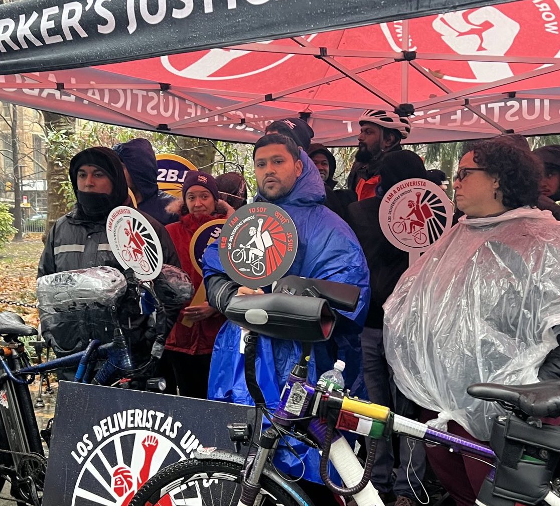 Delivery workers demand a fair wage for their work!

A true minimum wage must reflect operating costs and not force workers to depend on unreliable tips.

Our delivery worker leaders rallying with #LosDeliveristas today at City Hall!
