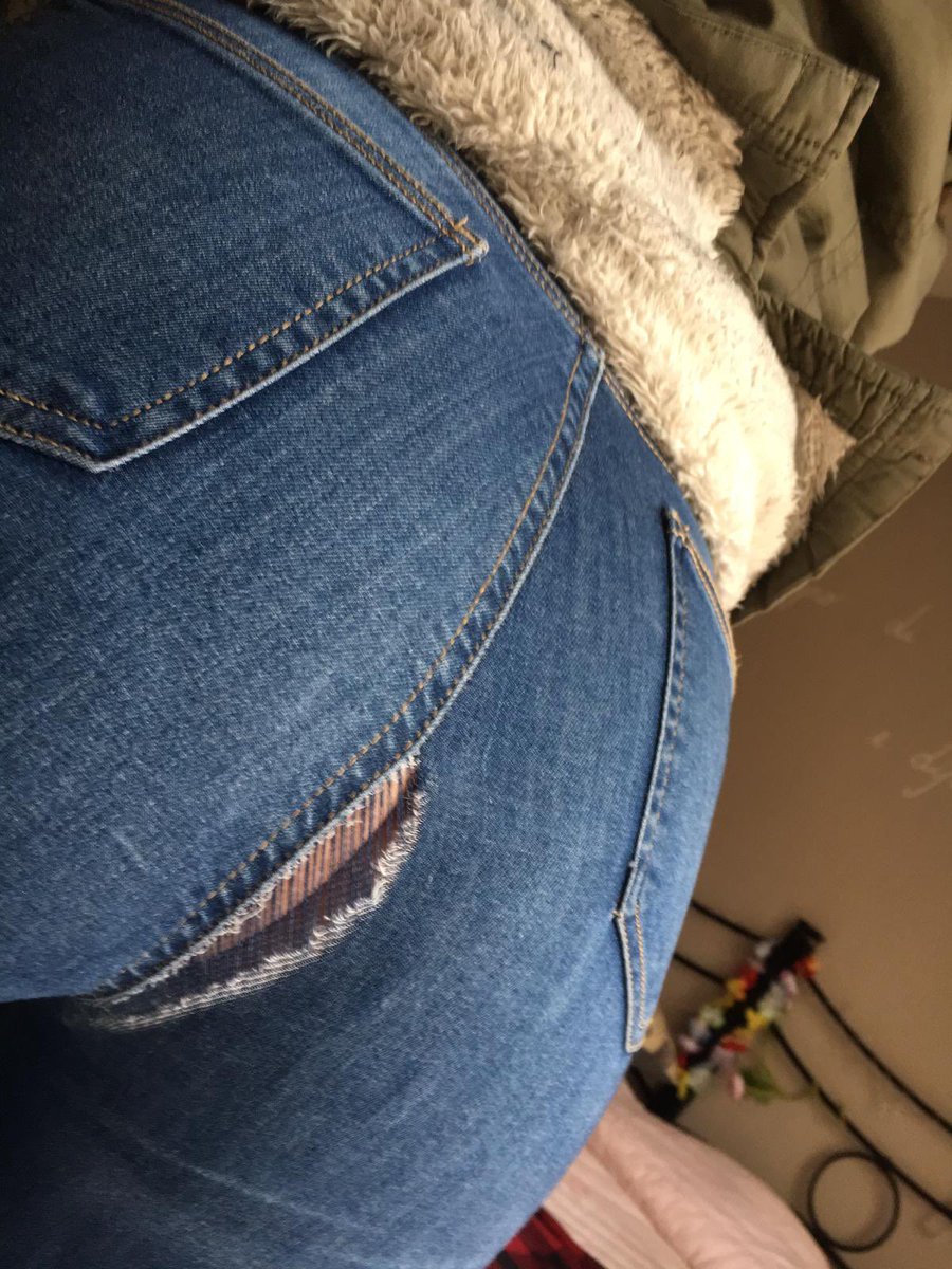 ludovicavallee's tweet photo. Commentate voi il mio disagio #viral #onlyfans #onlyfanspromo #onlyfansFree #cute #ciapet #jeans #strappi #culo https://t.co/Ey2wlu3Dv5