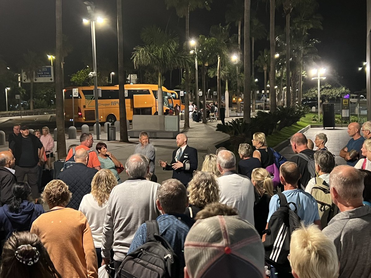 richardsalkeld's tweet image. Well done to the Captain and crew of @TUIUK flight 439 for relaying information to passengers who have unexpectedly arrived in Tenerife rather than #Mancheter