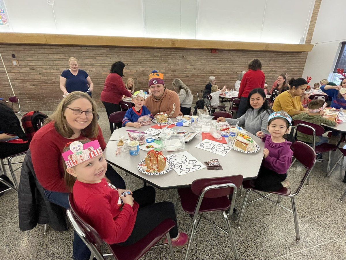 WindomElem's tweet photo. Kindergarten students enjoyed making gingerbread houses with their loved ones today! https://t.co/Qhl1QGHF6O