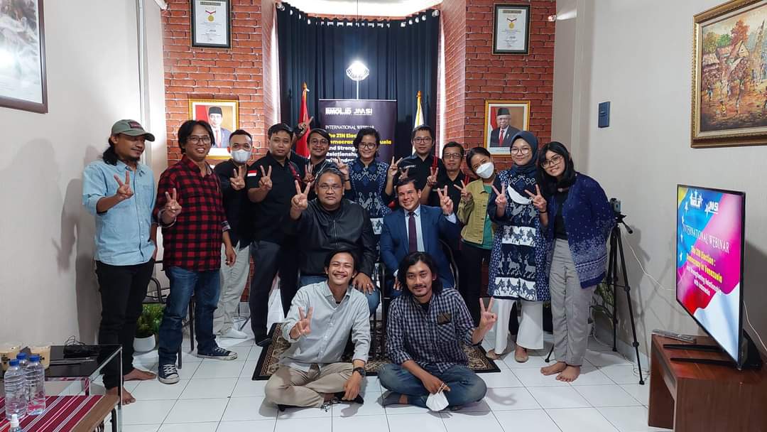 KopitimurID's tweet photo. Dubes Republik Bolivarian Venezuela, Radames Gomez, berkunjung ke Kopi Timur, Desember tahun lalu. https://t.co/jac21pozAv