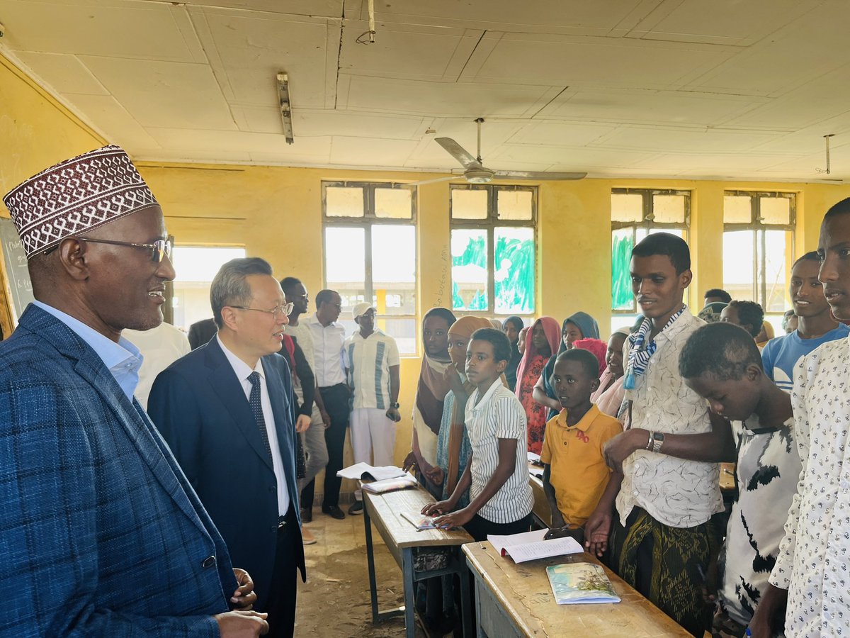ChinaEmbAddis's tweet photo. On my first visit to Semera city, I got a warm welcome by #Afar Region's President Awal Arba and had a constructive dialogue @AfarState. I also visited local students at Meglekoba Primary School and witnessed materials donation from China Foundation for Rural Development. https://t.co/Rj2TmVGd0v