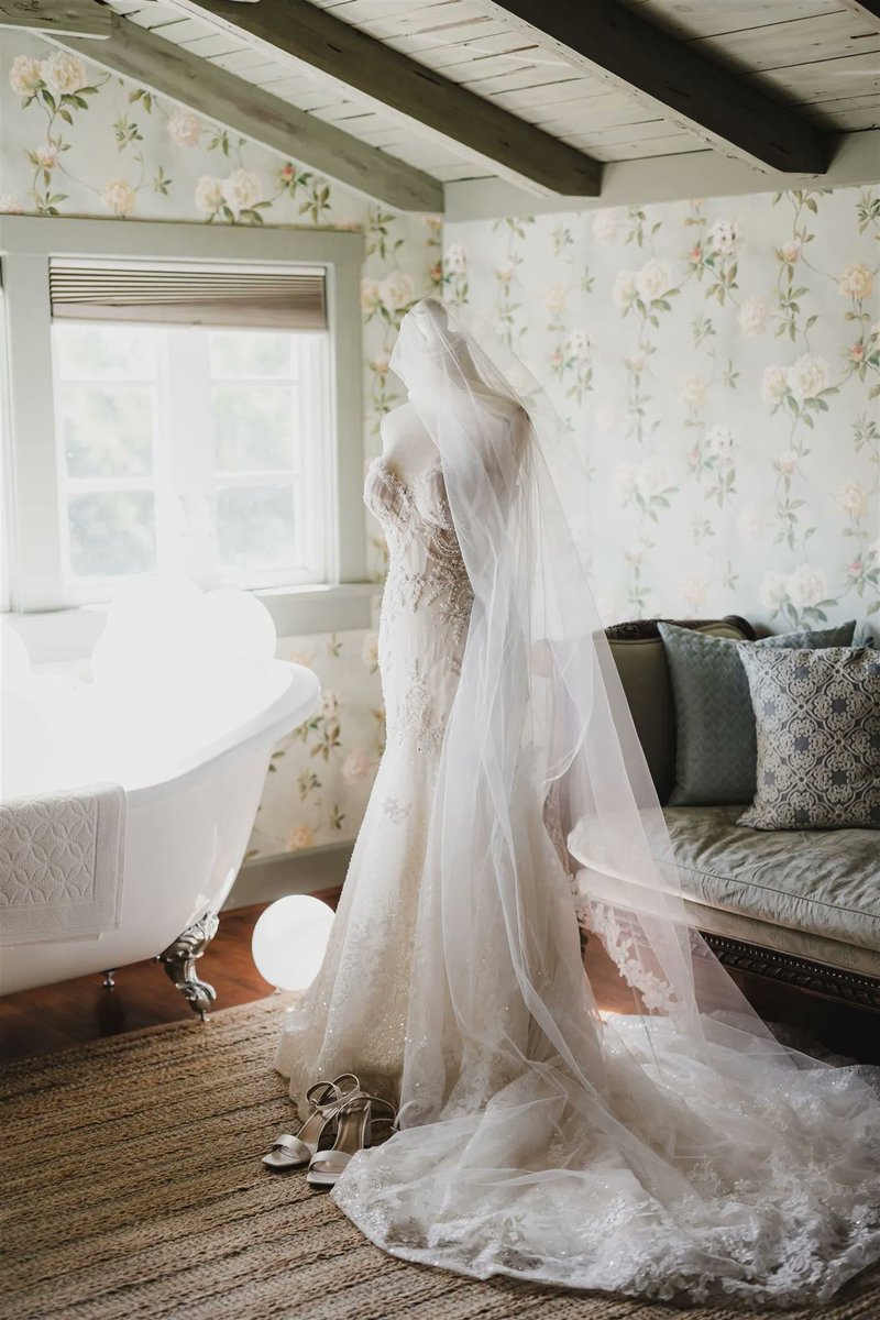 laviestudios's tweet photo. @thecooperestate is what rustic wedding dreams are made of. Swipe for an epic party, a stunning dress, and some cake where it might not belong. 

#CooperEstateWedding #RusticWeddingInspo  #LaVieStudios_Jess

Photos by @jess_laviestudios

Venue: @thecooperestate https://t.co/oYpaZcqy9J