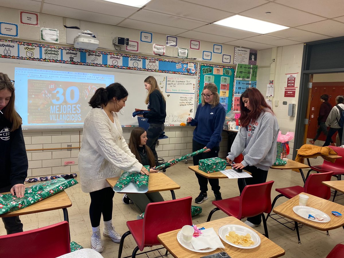 EmilyHalcomb1's tweet photo. Every year, Spanish Club members always show so much generosity and Christmas spirit by adopting a family for Christmas. Very grateful to Su Casa for giving us an opportunity to give back to the Spanish speaking community here in Cincinnati.¡Felices fiestas a todos y todas! https://t.co/oVQI5cVkgi