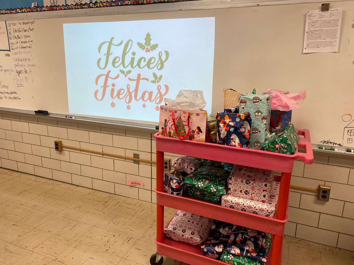 EmilyHalcomb1's tweet photo. Every year, Spanish Club members always show so much generosity and Christmas spirit by adopting a family for Christmas. Very grateful to Su Casa for giving us an opportunity to give back to the Spanish speaking community here in Cincinnati.¡Felices fiestas a todos y todas! https://t.co/oVQI5cVkgi