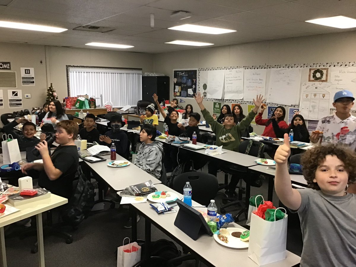 LisaLop40562397's tweet image. Merry Christmas from Mrs. Lopez class to you all! #bsdGATE