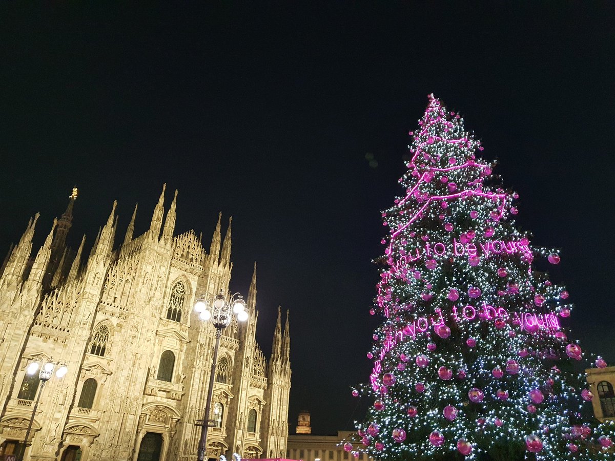 terminologia's tweet image. ➘ Impossibile non notare la scritta, da qualsiasi angolazione si guardi.
Ci sono vari alberi di Natale “ufficiali” in giro per #Milano e tutti quelli che ho visto finora hanno le scritte in INGLESE. 
È per mantenere il titolo di capitale dell&apos;#itanglese, @ComuneMI?