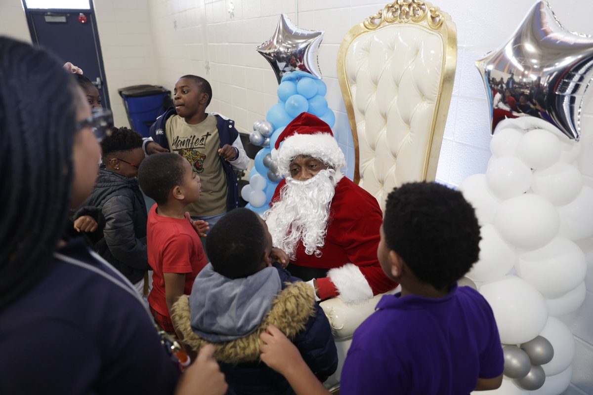 ComcastSouth's tweet photo. It's the most wonderful time of the year...to donate 500 laptops to students at @KIPPMAC!

Thank you to Comcast Central Division President Christine Whitaker, Broderick Johnson &amp; Ol' Saint Nick for helping us spread a little holiday cheer!💻🎅

Read more: https://t.co/FtyTmWDlYd https://t.co/sNYxd3ffNn