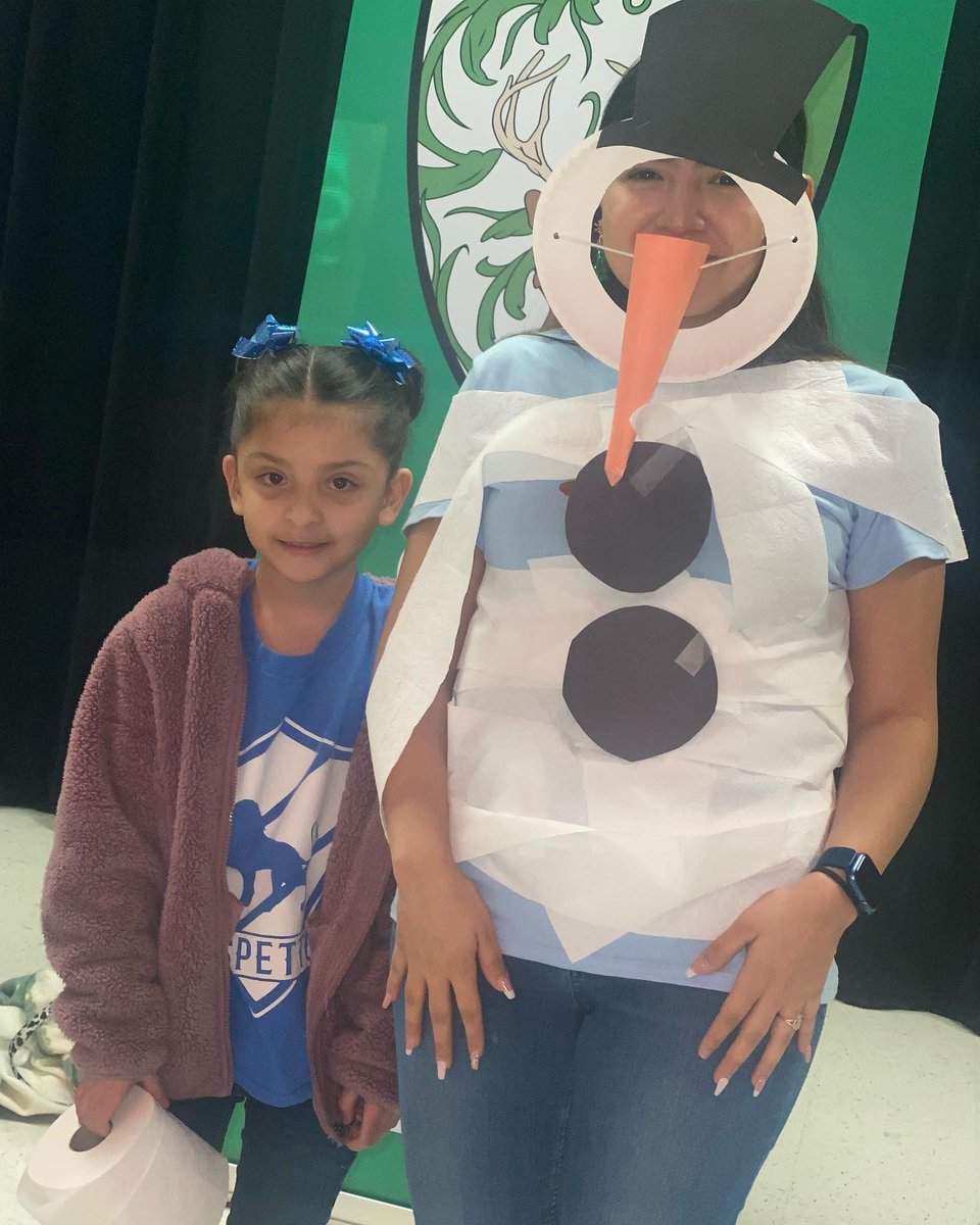 FloydElem's tweet photo. Minute to Win It Snowman Challenge ❄️⛄️ #floydfam #housesystem #houseassembly 💚💛❤️💙 https://t.co/eFX90zFckX