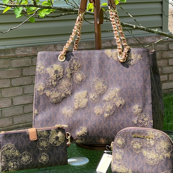 waltermagic1's tweet photo. So good I had to share! Check out all the items I'm loving on @Poshmarkapp from @lilymolina751 #poshmark #fashion #style #shopmycloset #americanrag #michaelkors #cabi: https://t.co/34NvRz49Ni https://t.co/ML5JXc4mWZ