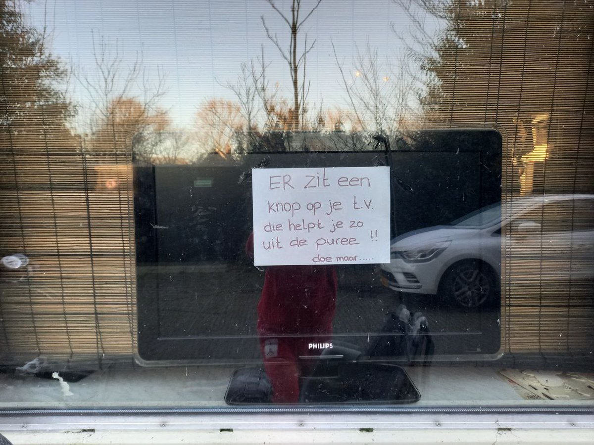 Nieuwe trend in Nederland.
Mensen zetten spontaan, hun tv tegen het raam.
Er zit een knop op uw tv, die helpt u zo uit de puree.
Druk 'm in en doe ook mee !!