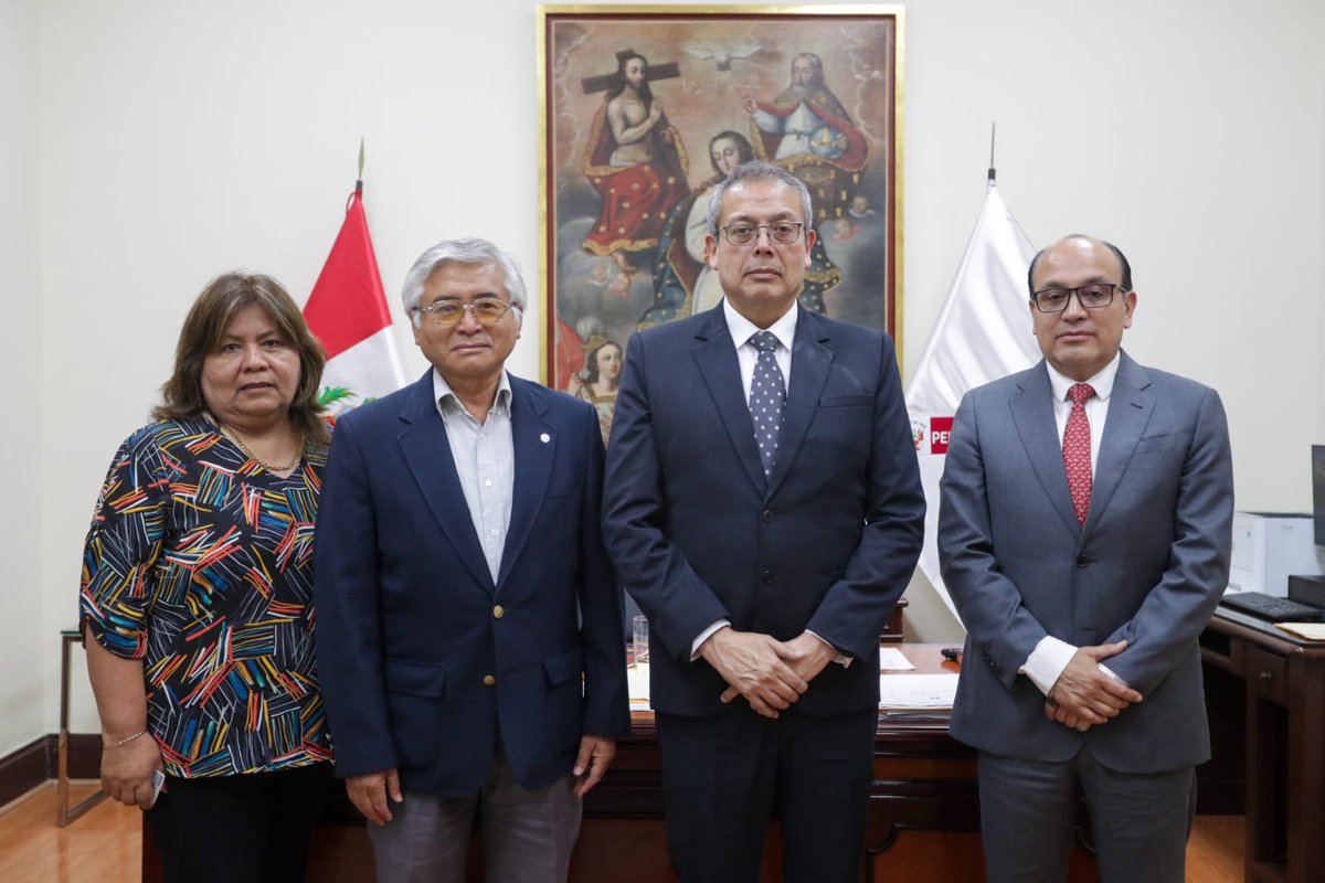 pcmperu's tweet photo. Titular de la PCM, Pedro Angulo, dialogó con los past decanos de los colegios de Notarios, Marinos Mercantes y Arquitectos, a fin de recabar iniciativas que permitan formular políticas públicas que contribuyan al desarrollo descentralizado del país. https://t.co/QEUH8n1apu