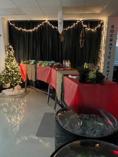 MikeMicallef1's tweet photo. We ended the #12daysofgiftmas at @DHSHappenings with staff kicking back by the campfire for a hotdog & some gooey goodness.
We are just have some S’more fun on the last day of Winter Break. https://t.co/x3Ko4KqSWb