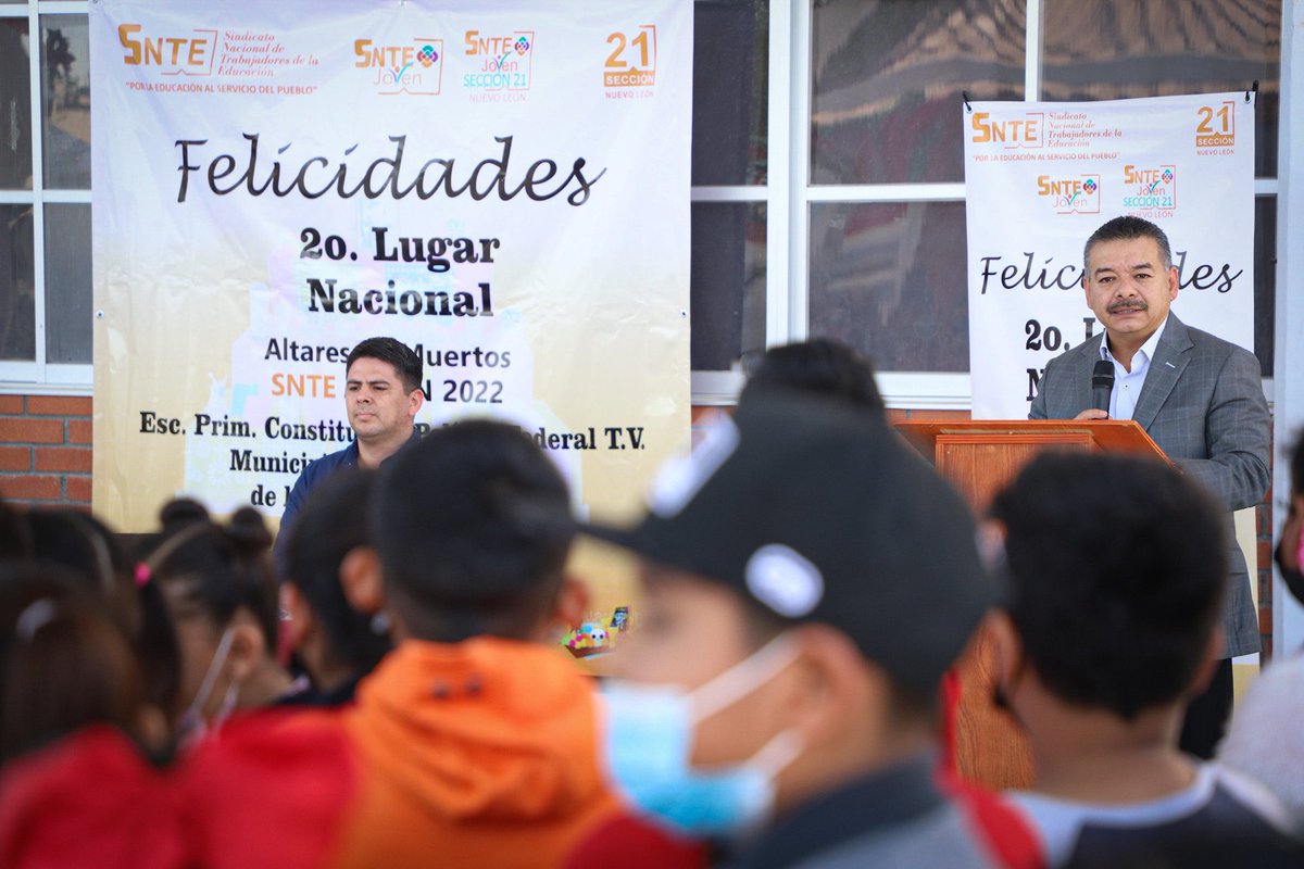 #SNTEconMéxico 👩‍🏫🇲🇽👨‍🏫

#Sección21🟠 del #SNTE📚 entrega reconocimiento a la Primaria "Constitución Política Federal” por haber obtenido el 2° lugar nacional en el certamen de altares de muertos organizado por #SNTEJoven.

Nota👉 rip.to/9cemkM