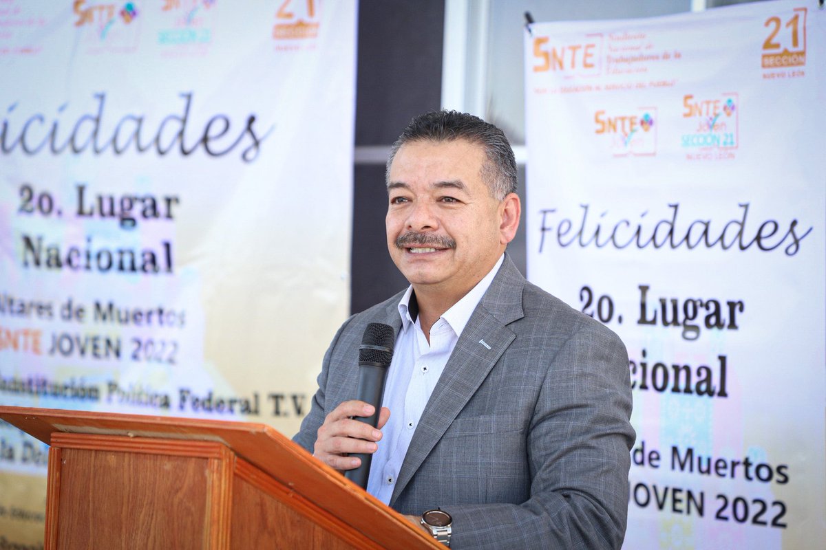 SNTE21's tweet photo. #SNTEconMéxico 👩‍🏫🇲🇽👨‍🏫

#Sección21🟠 del #SNTE📚 entrega reconocimiento a la Primaria "Constitución Política Federal” por haber obtenido el 2° lugar nacional en el certamen de altares de muertos organizado por #SNTEJoven.

Nota👉 https://t.co/cWVVdGsg7u https://t.co/geAYXLp2Qu