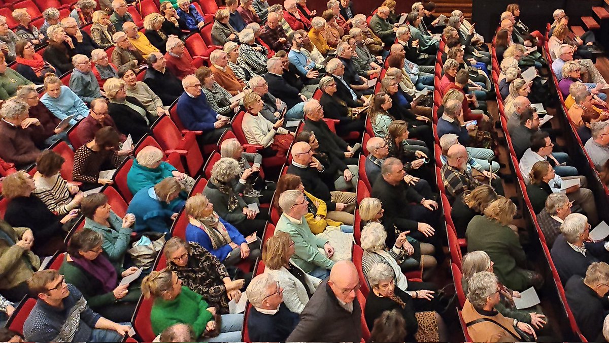 Vanavond prachtige uitvoering van de #Messiah door <a href="/PhilharmonieUt/">Nieuwe Philharmonie Utrecht</a> gezien en beluisterd in <a href="/flint/">Flint</a>  We hebben wel de gemiddelde leeftijd naar beneden gehaald. Oudere man vroeg nog aan ons waar is de rest van de jongeren. 😉