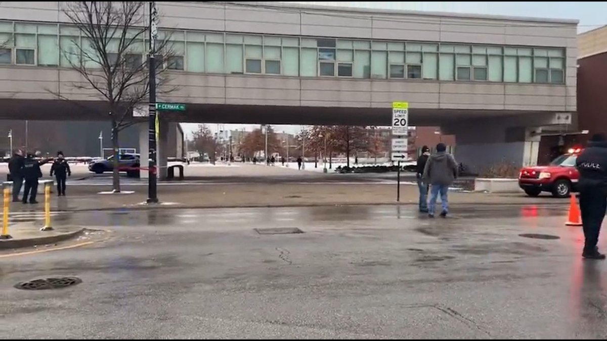 #ÚLTIMAHORA | Se registra tiroteo en #Chicago; cuatro adolescentes fueron baleados y uno de ellos perdió la vida.

Ocurrió frente a la escuela secundaria Benito Juárez; uno de los sobreviventes se encuentra en estado crítico.

#TiroteoDelDía