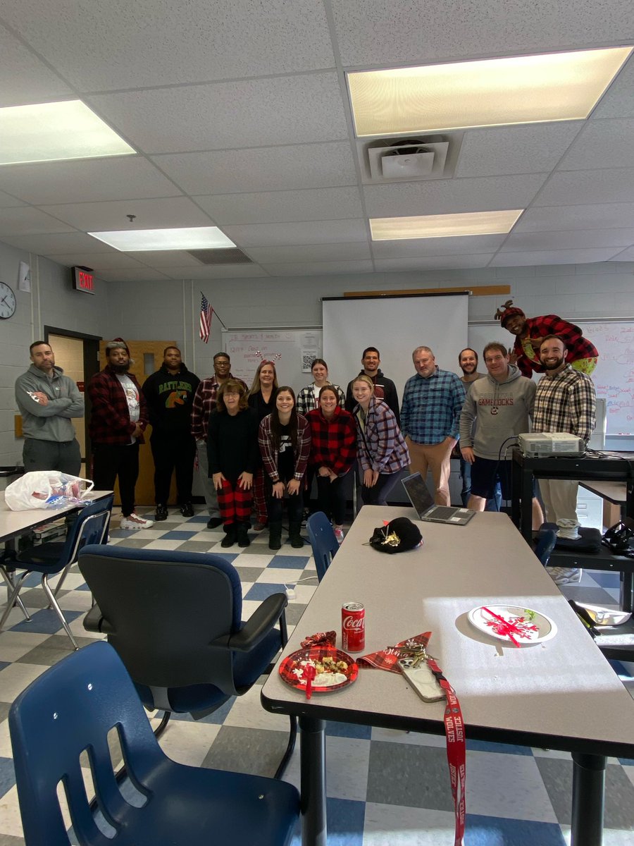 Justice_Sports's tweet photo. Have a great Winter Break from HPE! ❄️☃️🎁 https://t.co/wAE4j98YvH