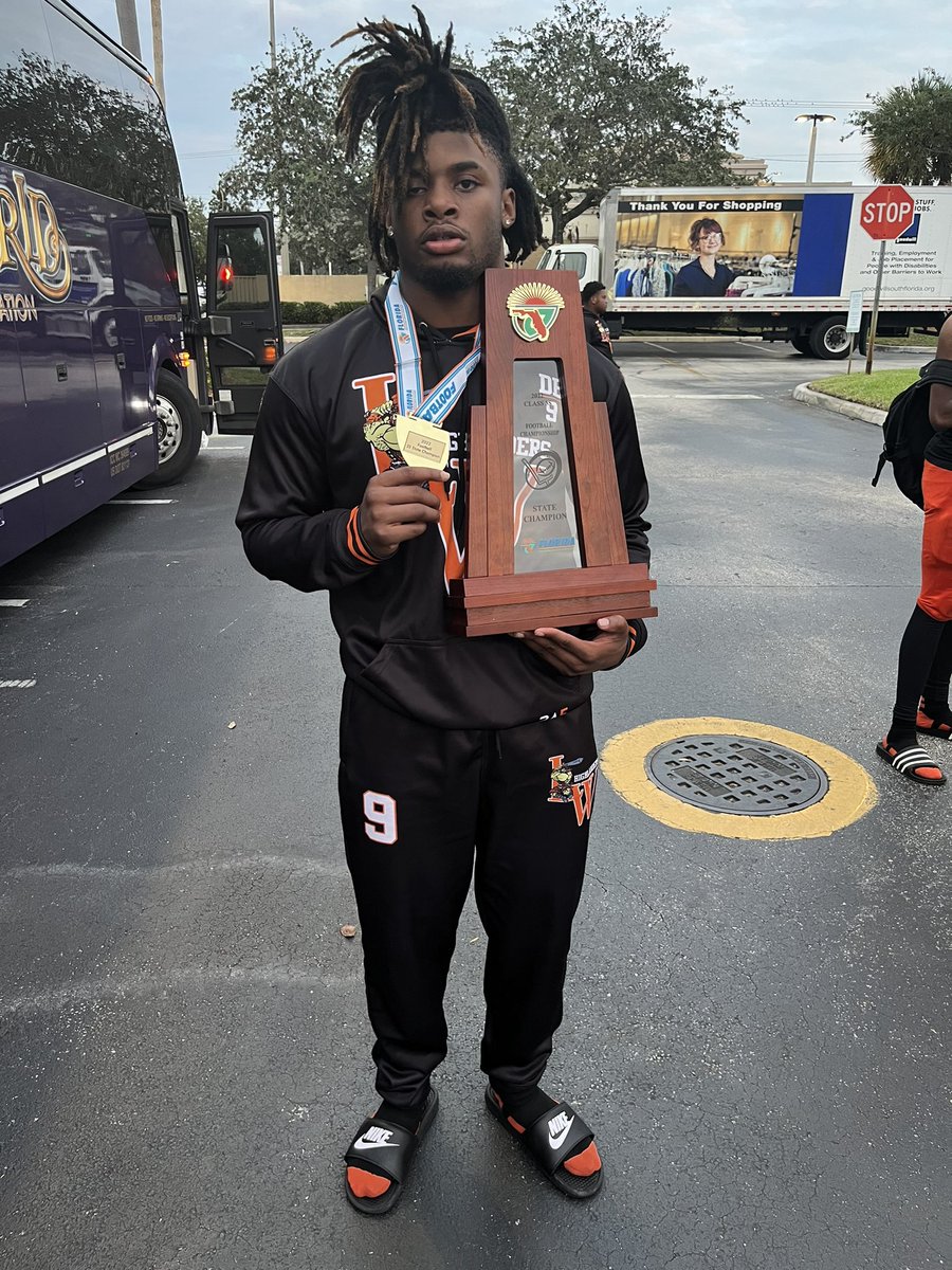 Humble_t9's tweet photo. SAID IT MY FRESHMAN YEAR MADE IT HAPPEN MY SENIOR YEAR 💍 MEEE #AG2G 🙏🏾 #statechampion @polk_way @CountyPolk @xmarcthespott @CoachAG_3 @H2_Recruiting https://t.co/9an0NDHACo