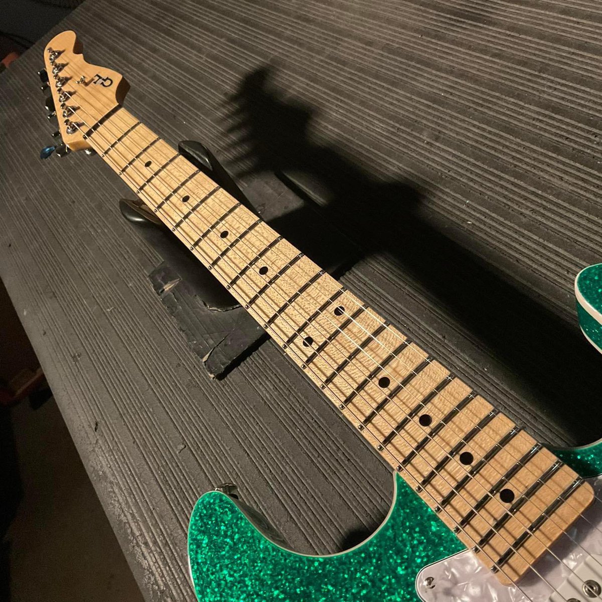 Here’s a Comanche in Green Metal Flake over basswood, double white binding, pearl guard, quartersawn maple neck with Vintage Tint Gloss finish, Graph-Tech nut, locking tuners. #CLF2206195 is headed to Musician's Friend 🇺🇸