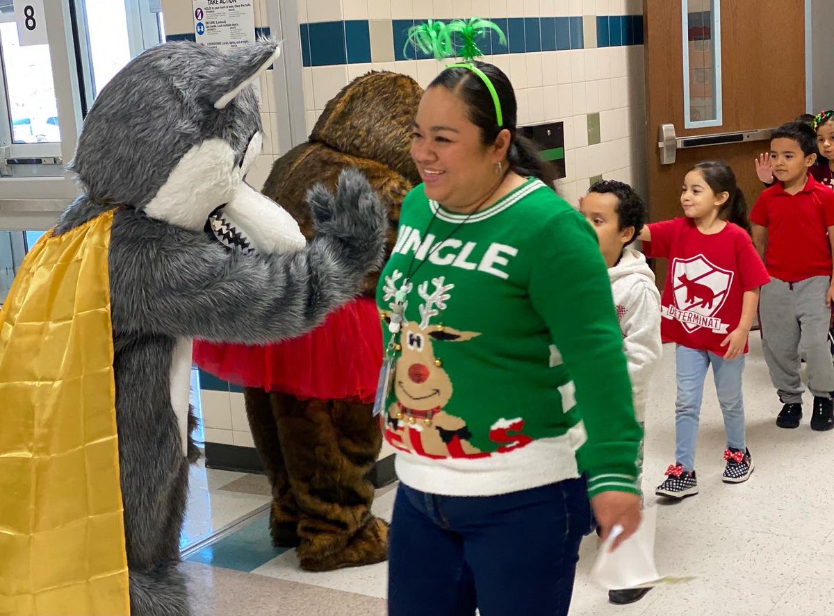 FloydElem's tweet photo. Mascot fun with Andy 🐺💛 and Daisy 🐻❤️ #floydfam #housesystem #amistad #determinat https://t.co/Oxk4W8wGTZ