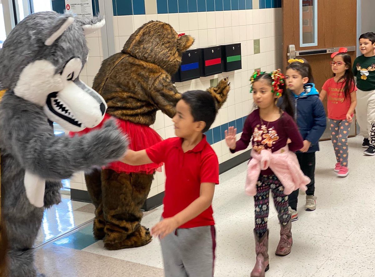 FloydElem's tweet photo. Mascot fun with Andy 🐺💛 and Daisy 🐻❤️ #floydfam #housesystem #amistad #determinat https://t.co/Oxk4W8wGTZ