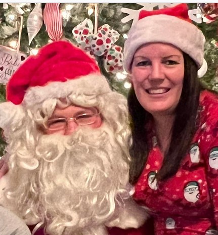 BCSS2SM's tweet photo. Happy Holidays from the BCS&amp;S Social Media Team! Lisa is celebrating #WinterHatDay with Santa #BCSSHollyJollyWeek #BCSSFamily https://t.co/sZo1U0ow9Y