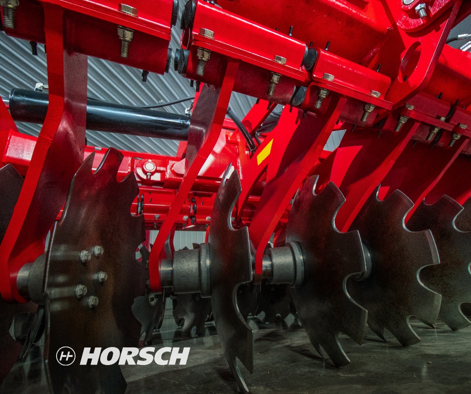 HorschLLC's tweet photo. #seedbedpreparation
#HORSCH Joker RX
uniform working horizon and soil structure
effective weed control
Using 17 deg blade angle on front and rear gangs
surperior trailing
plus maintaining consistent blade angle engagement
specially designed torsion arm mounting system https://t.co/l07QoeWe3E