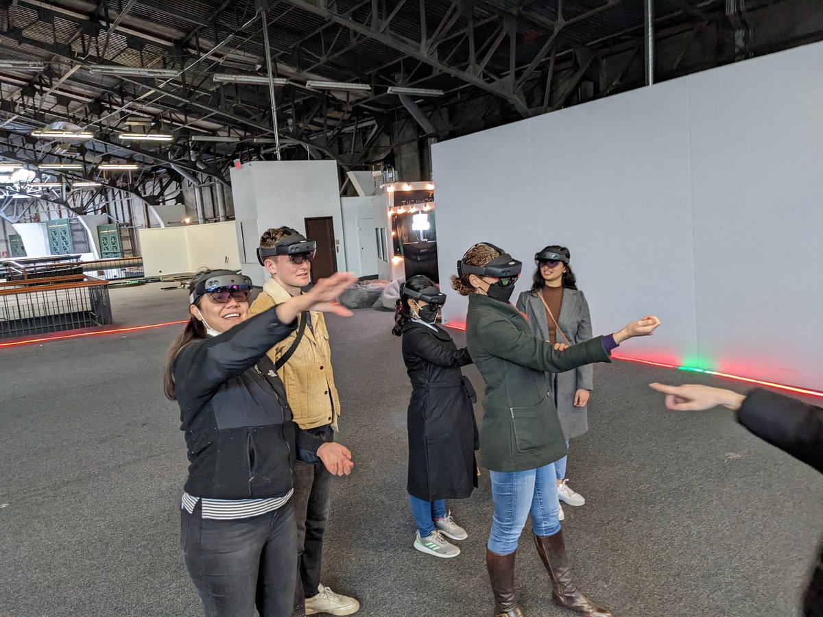 ucsfpenglab's tweet image. SF can seem like an unreal place, especially when we visit a virtual reality zoo for the Peng Lab holiday outing!