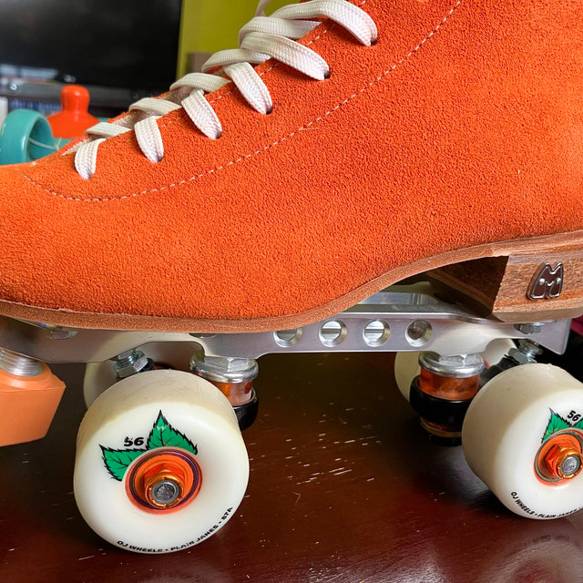 DefiantUpgrades's tweet photo. New friend O'Ryan shared this photo and a 5-star review after putting some Defiant Upgrades custom orange axle nuts on their clementine Moxi Jack skates.​​​​​​​​
​​​​​​​​
Thanks for the support, O'Ryan! https://t.co/iM33JOIuYd