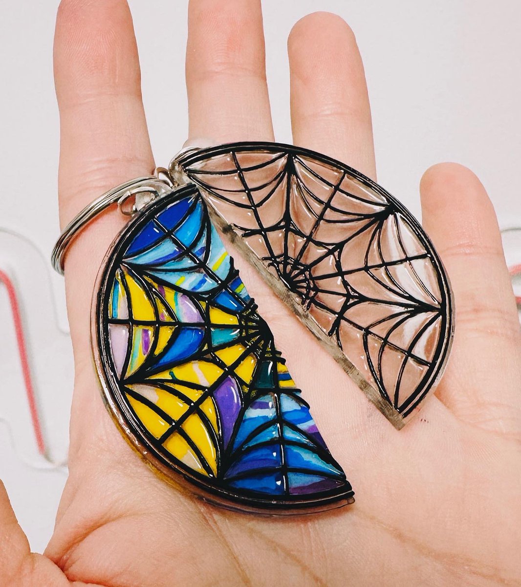 Llavero para compartir con quien tú quieras. Menciona a quien sería tu mitad  #wenesday #miercoles #MiercolesNetflix 💜💙💚💖