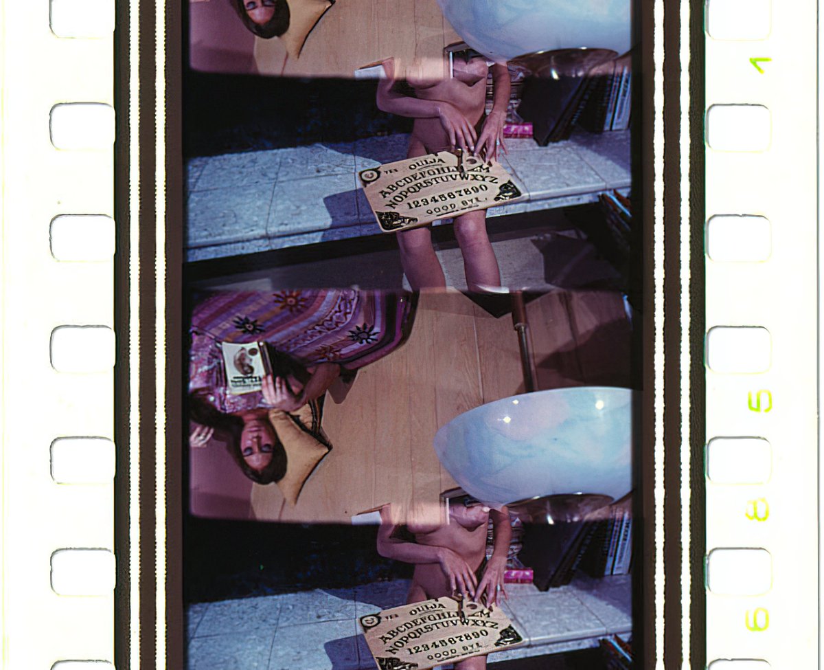 vashikoo's tweet photo. 📽️SCANOSCOPE📽️ - 35mm 2-perf film print that printed image and sound from two alternate reels onto one reel so it could be flipped during projection and use less film. Never heard of this widescreen format. That's shithouse crazy! 
https://t.co/VRvXIQvS64 https://t.co/tDsdk6UYvV