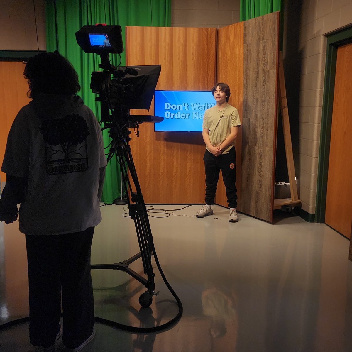 cathy_srock's tweet photo. Broadcasting 1 started their fake product infomercials in the @dragoncast TV studio today. #srockbc1 #alwayslakeorion #broadcastingteacher #wdbc @LakeOrionHS_CTE @LkOrionHS https://t.co/Os9pzGDdRd