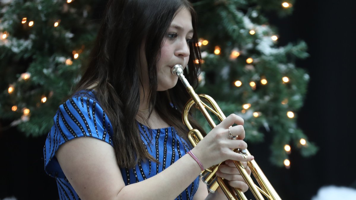 marioncsd's tweet photo. 🎄🎶🎄🎵🎄
Eastview Mall was rocking this afternoon with holiday music from the Marion JSHS Jazz Band, Show Choir and Select Choir. 
A fantastic job by all!
See more 📸here: https://t.co/KRBn8JDSNd
#MarionPride https://t.co/9TpAszSWiT