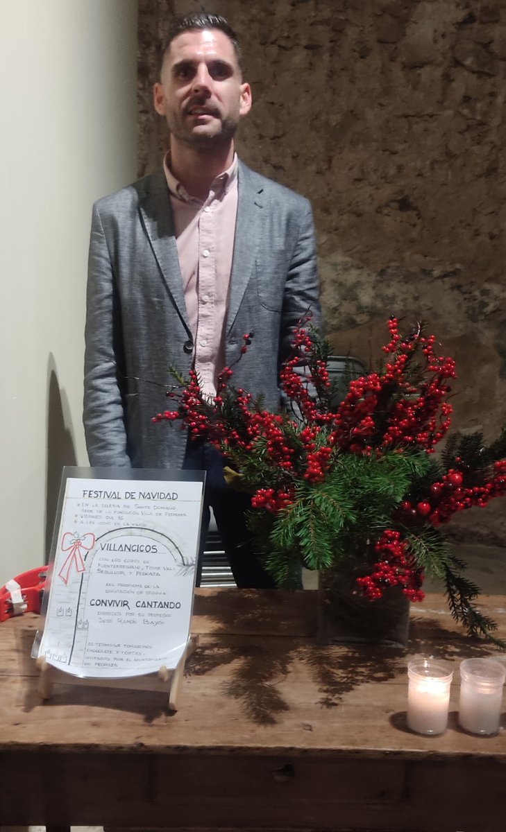 danielescgm's tweet photo. Acompañando al coro de Fuenterrebollo en el Festival de Navidad de las #AulasParaConvivirCantando de @DipuSG que se ha celebrado en Pedraza. También han participado los grupos del propio municipio de Pedraza, Sebúlcor y Torre Val de San Pedro ¡Enhorabuena a todos! 👏🗣🪗🎄🎅 https://t.co/bO4XmNkt8w