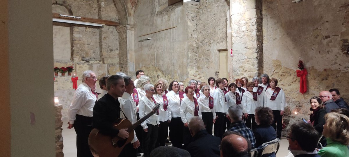 danielescgm's tweet photo. Acompañando al coro de Fuenterrebollo en el Festival de Navidad de las #AulasParaConvivirCantando de @DipuSG que se ha celebrado en Pedraza. También han participado los grupos del propio municipio de Pedraza, Sebúlcor y Torre Val de San Pedro ¡Enhorabuena a todos! 👏🗣🪗🎄🎅 https://t.co/bO4XmNkt8w