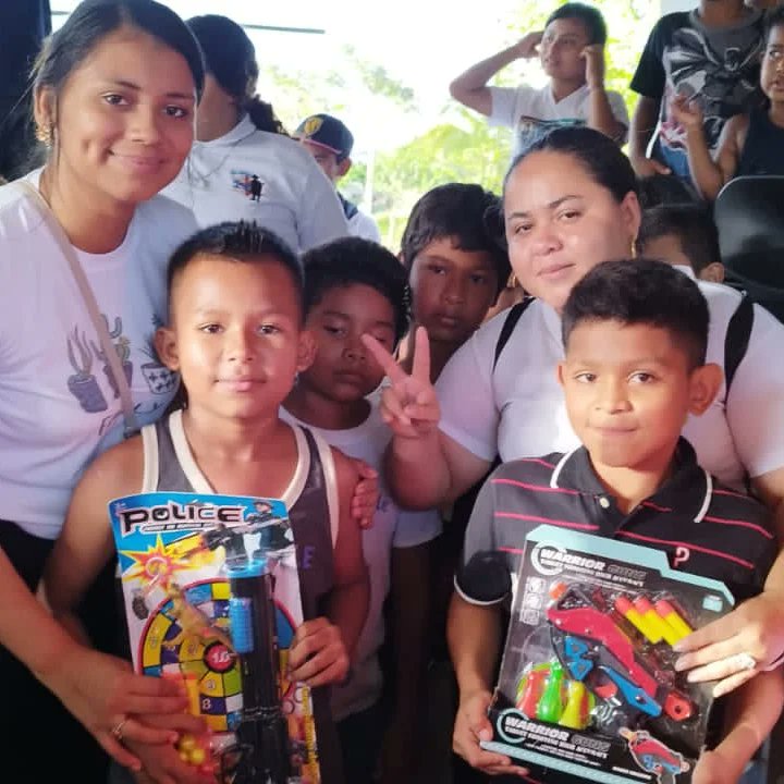 bonanza_red's tweet photo. tarde recreativa con niños del barrio nuevo amanecer del municipio  de Bonanza, con dinámicas entrega de juguetes y paquetes. https://t.co/6TeKiy9uSc
