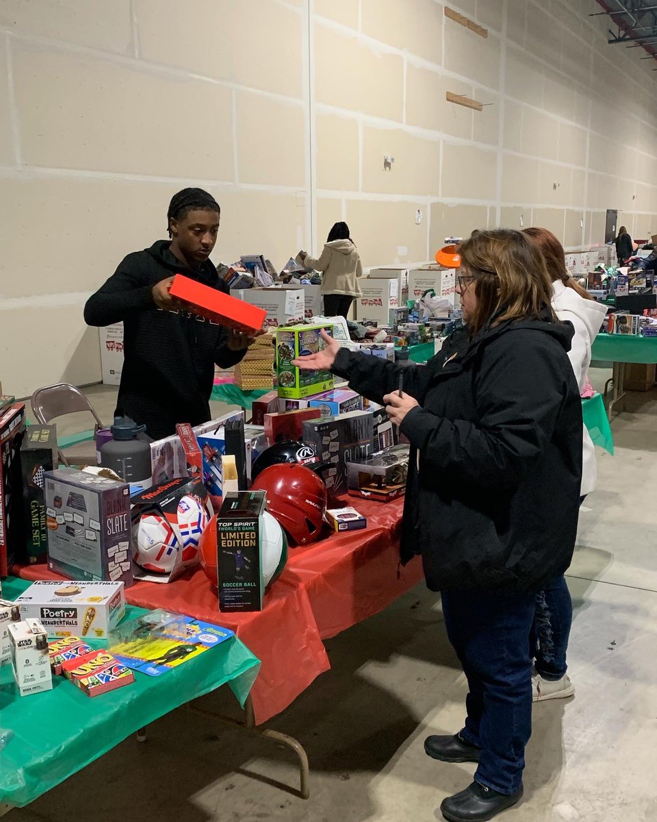 Today a couple of the Theta Omicron brothers were able to assist in helping families in the community shop and pass out gifts with Dove Inc. for the upcoming holidays! 🤙🏿