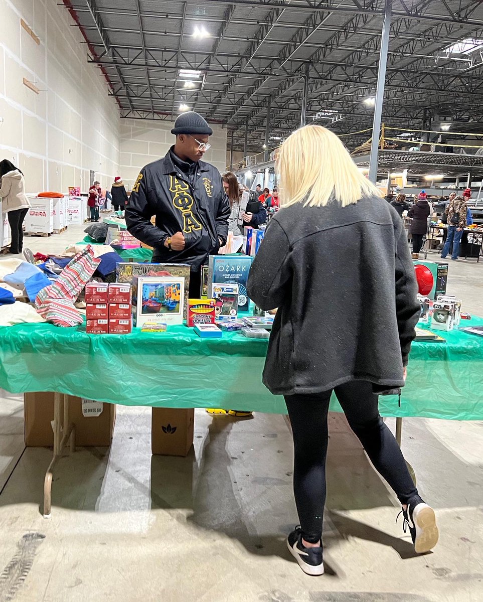 MUAlphas's tweet photo. Today a couple of the Theta Omicron brothers were able to assist in helping families in the community shop and pass out gifts with Dove Inc. for the upcoming holidays! 🤙🏿 https://t.co/vVglYnp6yJ