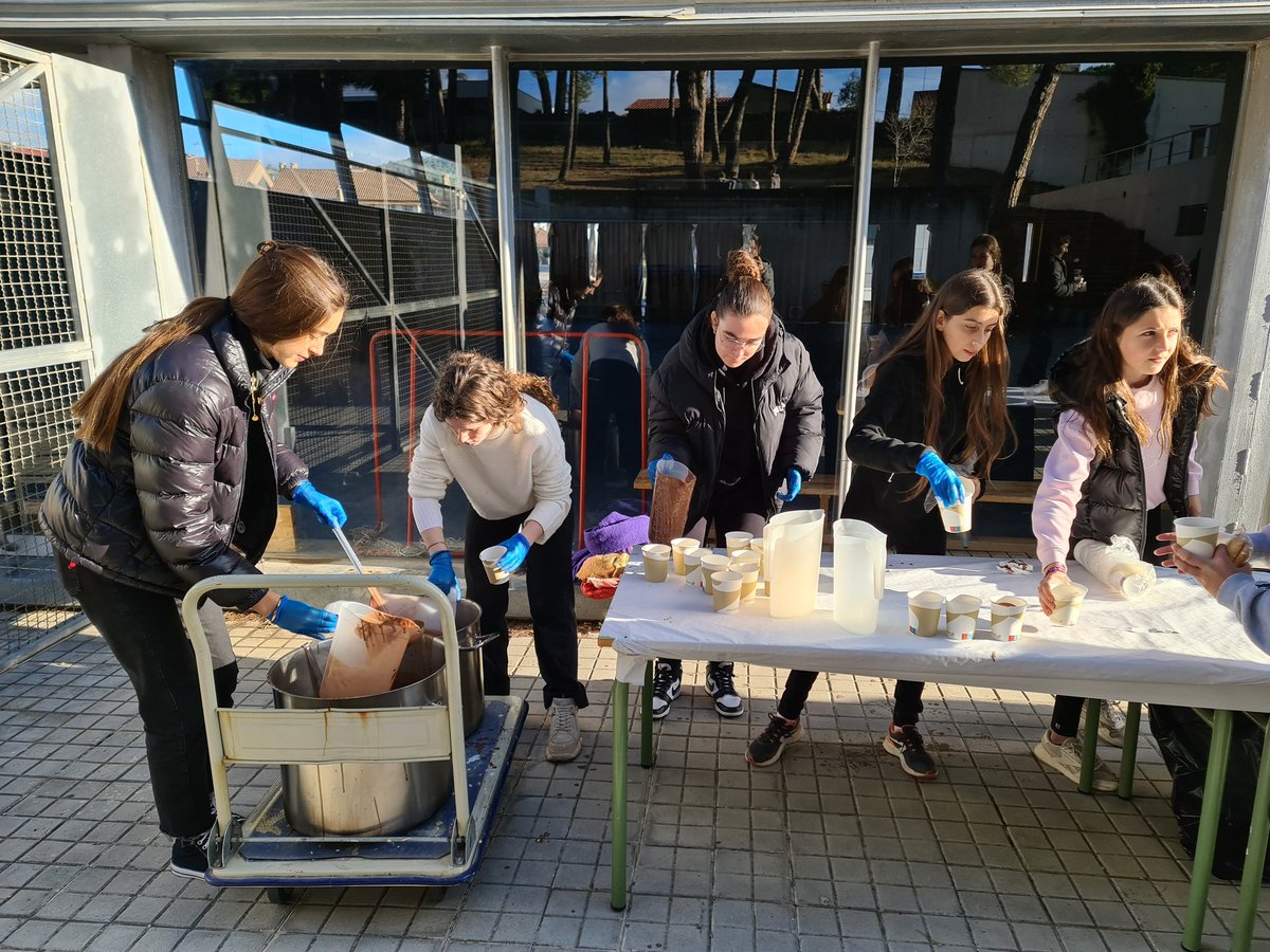 unatalgemma's tweet photo. Un any més el "bumbum" de @la_marato ressona als cors de les nostres adolescents. Quin orgull veure-les col.laborar amb tanta autonomia, iniciativa i generositat. Felicitats equip #shoutit de @InsMatadepera per la brillant organització de la xocolatada solidària. https://t.co/BUvOw0TQV5