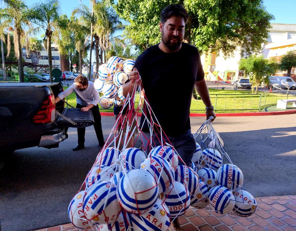Cerramos la campaña #UruguayCardioSeguro de <a href="/unidosxaayudar/">Unidos Para Ayudar Uy</a>

Junto a @uydeporte logramos el objetivo de entregar 100 desfibriladores en los 19 departamentos. En el cierre, <a href="/TiendaInglesa/">Tienda Inglesa</a> donó un Dea para la P9 de la Playa Mansa de PdE y Fendi Chateau donó 5000 pelotas de fútbol.
