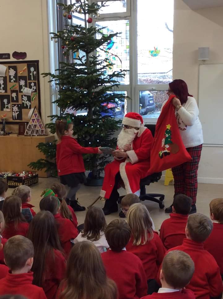 CrowtonPrimary's tweet photo. How exciting to have such a special visitor this morning! Thank you to Father Christmas for our lovely presents 🎁 https://t.co/35fh4iQMpv