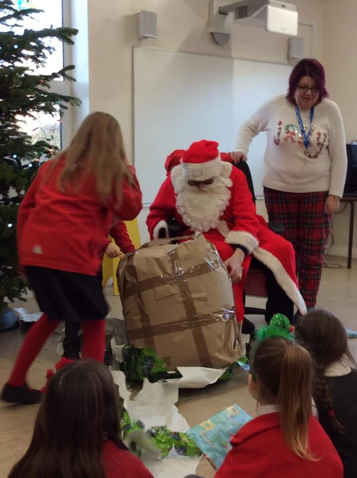 CrowtonPrimary's tweet photo. How exciting to have such a special visitor this morning! Thank you to Father Christmas for our lovely presents 🎁 https://t.co/35fh4iQMpv