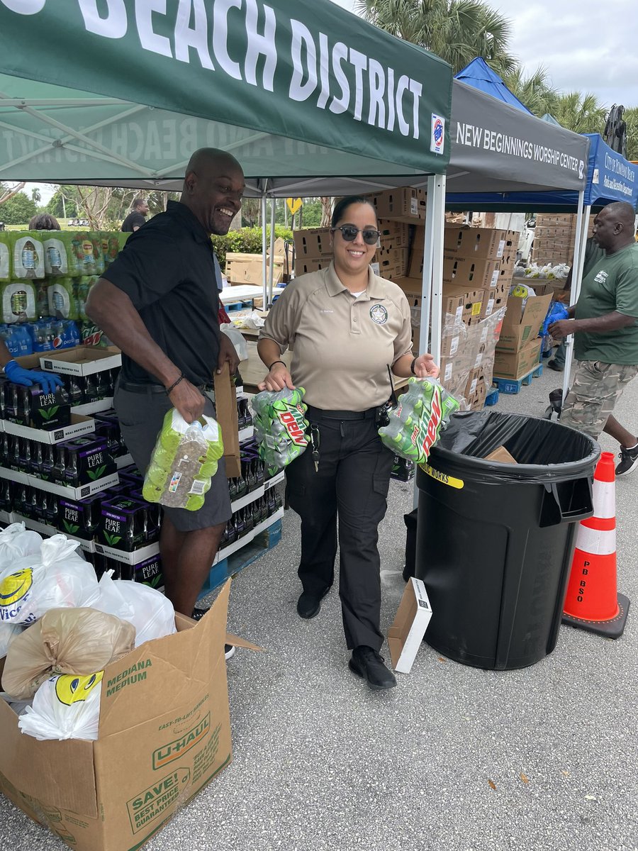 NFLPA_Florida's tweet photo. #FlashbackFriday former NFL 1st round pick @TytCover28 (Buffalo Bills) volunteering his time to help those in need on Thanksgiving 2022 Fort Lauderdale FL… #givingback #community @NFLPAFmrPlayers @nflpa @BuffaloBills https://t.co/3Otl21eV4d