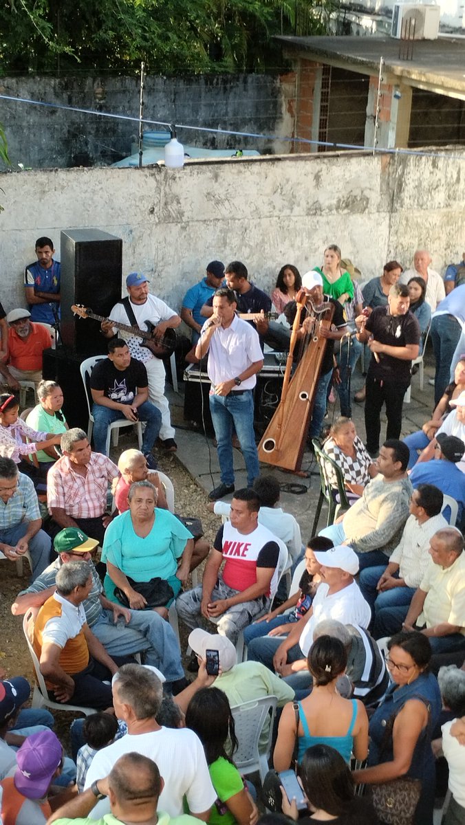 adorapure's tweet photo. Desde San Fernando de Apure, extraordinaria reunión de fin de Año en apoyo a  nuestro Cadidato @prospericarlos 
@hramosallup  @DanielTiradoP   
@jMontillapure https://t.co/HrQ6tnZNeO