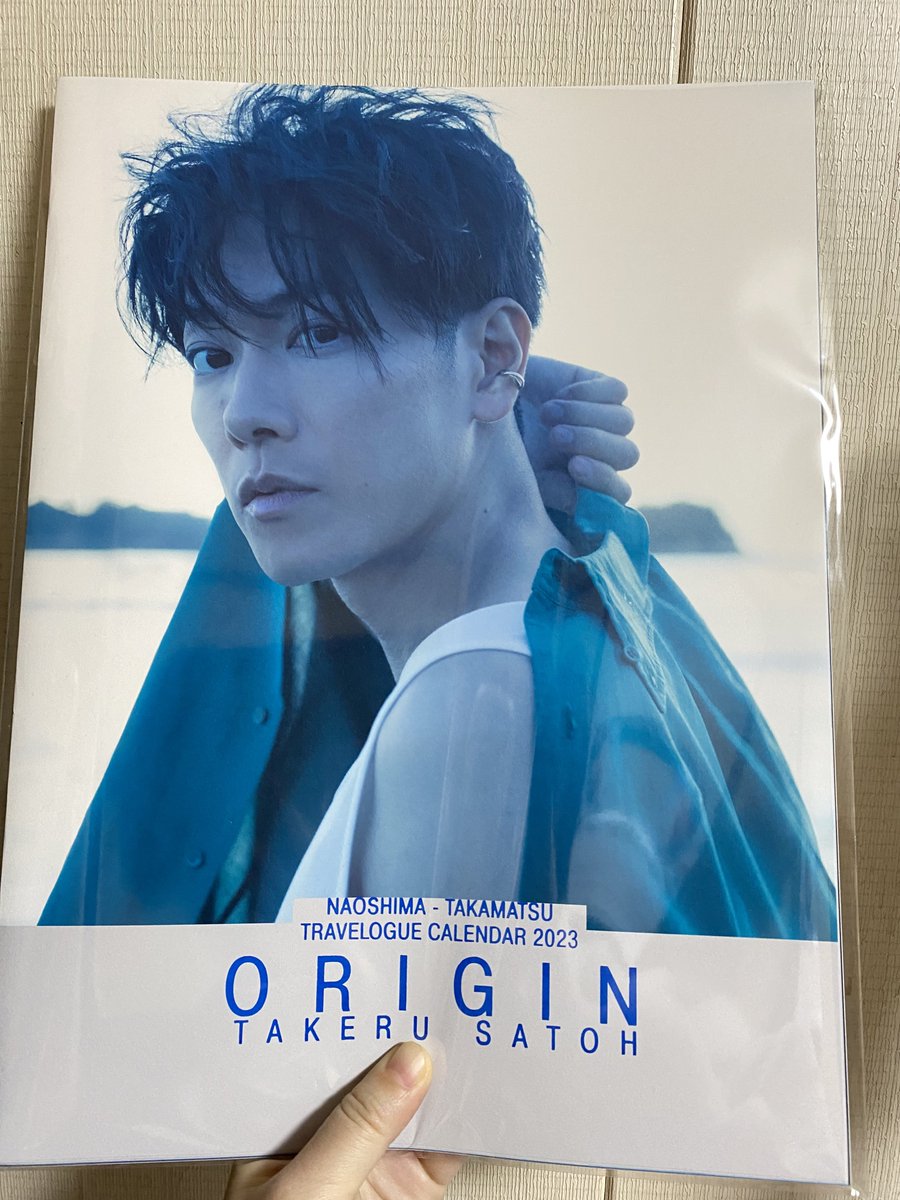 misato_03210405's tweet image. おはようございます😃
昨日届いた来年の健さんカレンダー🗓
中身が素敵でした✨
だがしかし…お気に入りのページを
見つけたんだけどお顔らへんに
引っ掛けた跡？が付いてた🥺💦

あまり気にしないように😭
どうやって飾ろうかな🤔

#佐藤健
#佐藤健カレンダー2023