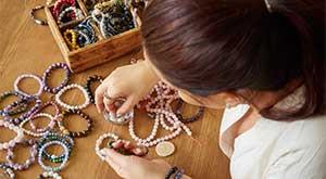 Thinkwithniche's tweet photo. 💟 5 Ancient Indian Business Ideas That Can Evolve And Regain Fame With Time 💟
✅Click2Read✅ https://t.co/EvP8tIGBB5
#BangleMaking #business #India #MSME #odop #NewIndia #G20India #successstory #manufacturing #Ayurveda #Pottery #dairy #Textile #farming #organic #agriculture https://t.co/SsNq2UDBar