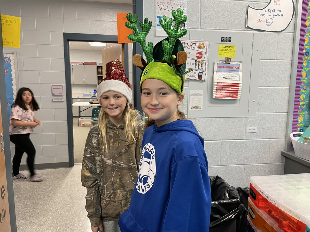 MillerMallori's tweet photo. Gingerbread day and my little elf helpers! #tmeseagles https://t.co/rVBPbj1uV0