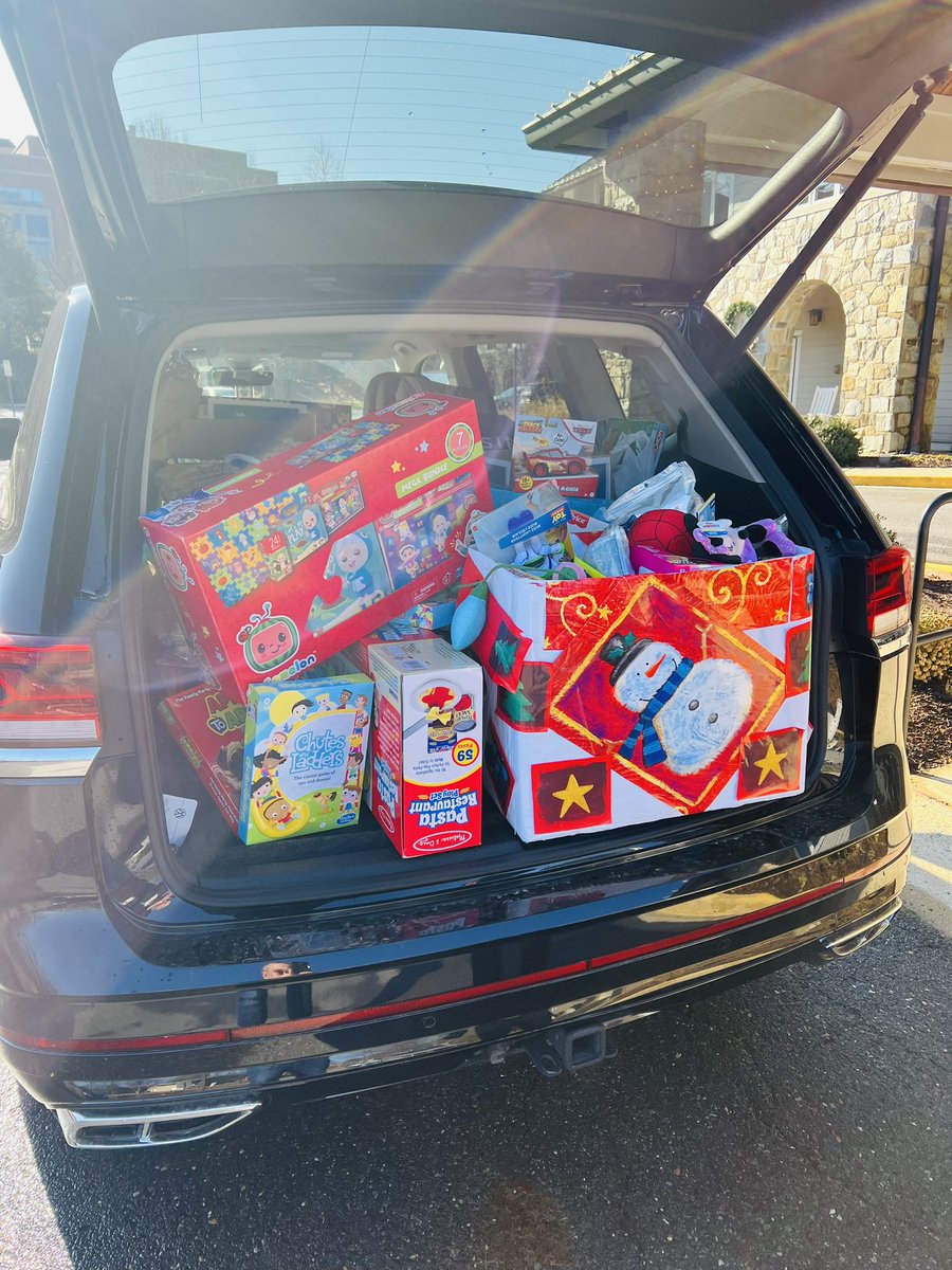 @united 💙 ✈️ partnership with the @TheChildrensInn. Thank you Sally and team! 🙏🏼 Grateful to help make a magical holiday for these amazing children! #FantasyFlight #WeAreUnited @Vic_Petrosky @HenryatUnited @StacyC_United @Tobyatunited @michielle_ua @SashaJDC @jslate78