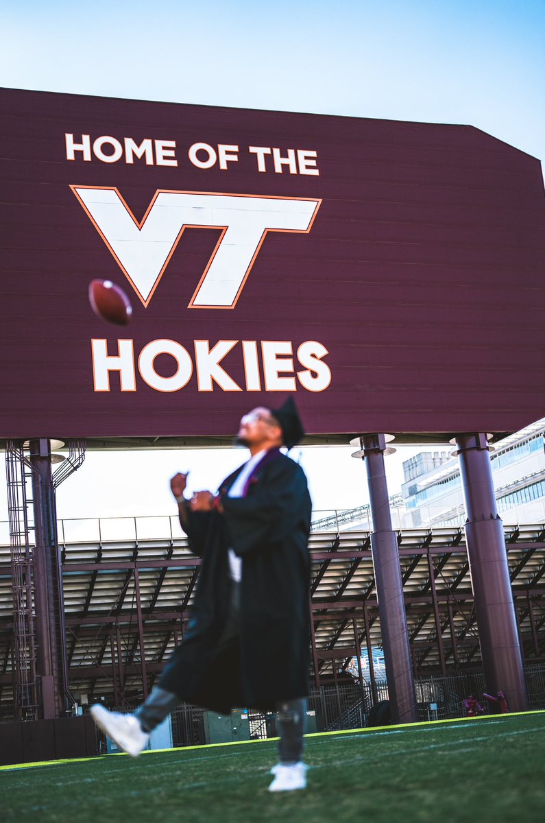 fugadabeast's tweet image. words can’t explain the raw emotions im feeling man. all i can say is that I did it💯 i appreciate all the love and support from EVERYONE, love ya ❤️
#HokieGrad #DegreeME #Degree2Loading
#VTAlum #3Years✅